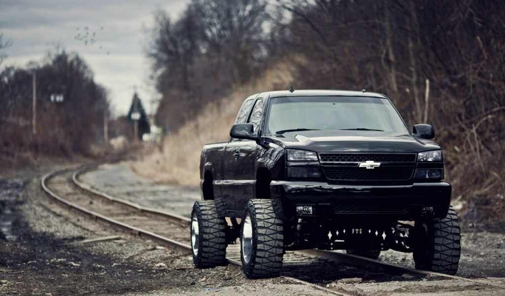 Chevrolet Silverado SS на рельсах