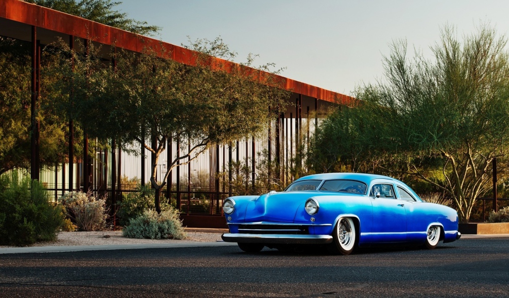 Старый автомобиль Chevrolet Kaiser