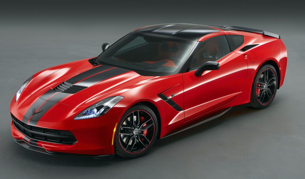 Красный Chevrolet Corvette Stingray на сером фоне