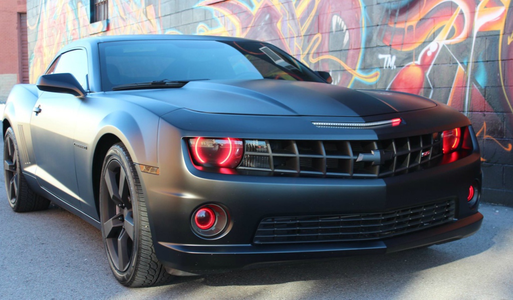 Красивый автомобиль Chevrolet Camaro SS