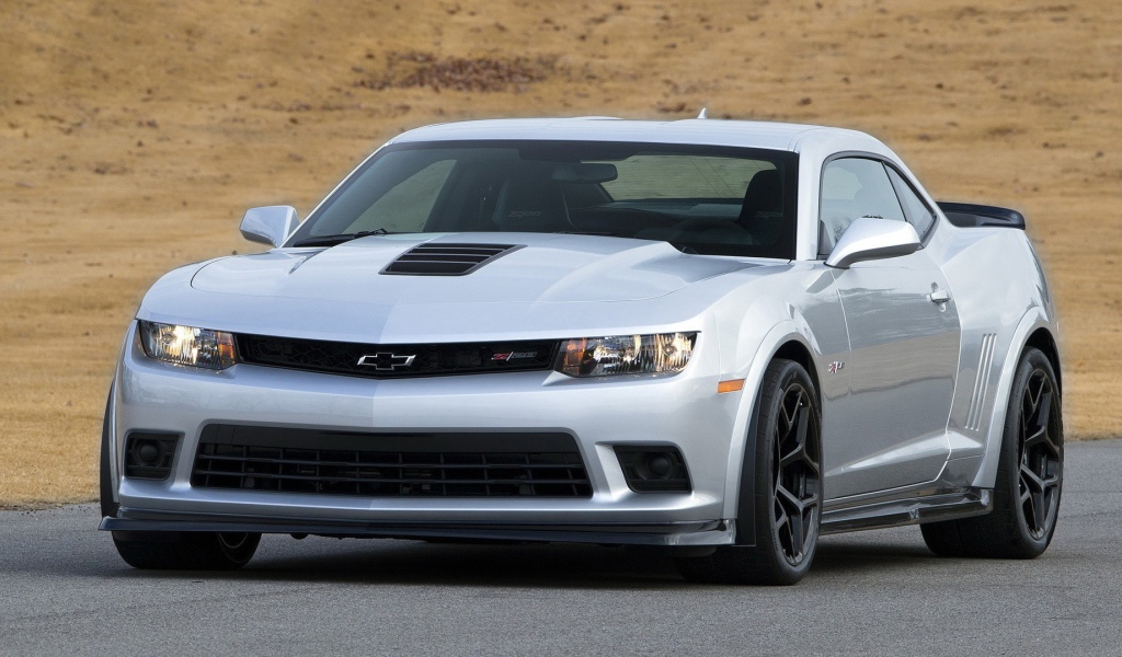 Красивый белый Chevrolet Camaro в пустыне