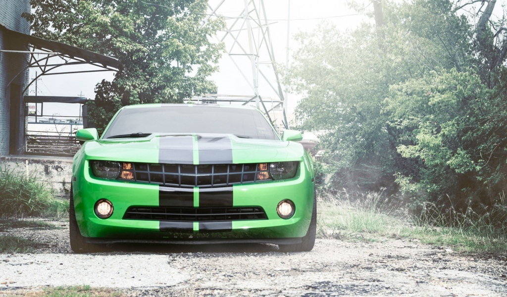 Автомобиль Chevrolet Camaro, зеленого цвета