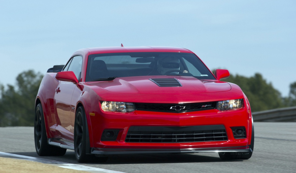 Великолепный красный Chevrolet Camaro