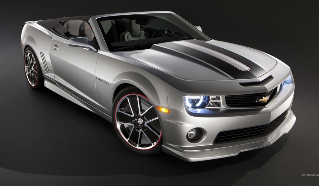 Серый кабриолет Chevrolet Camaro на сером фоне