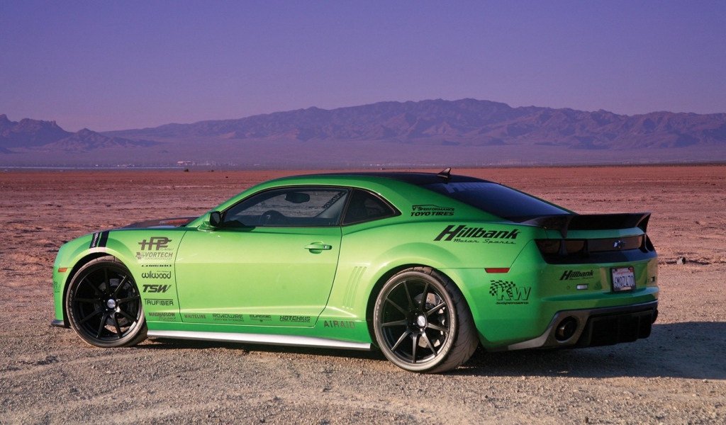 Зеленый Chevrolet Camaro в пустыне