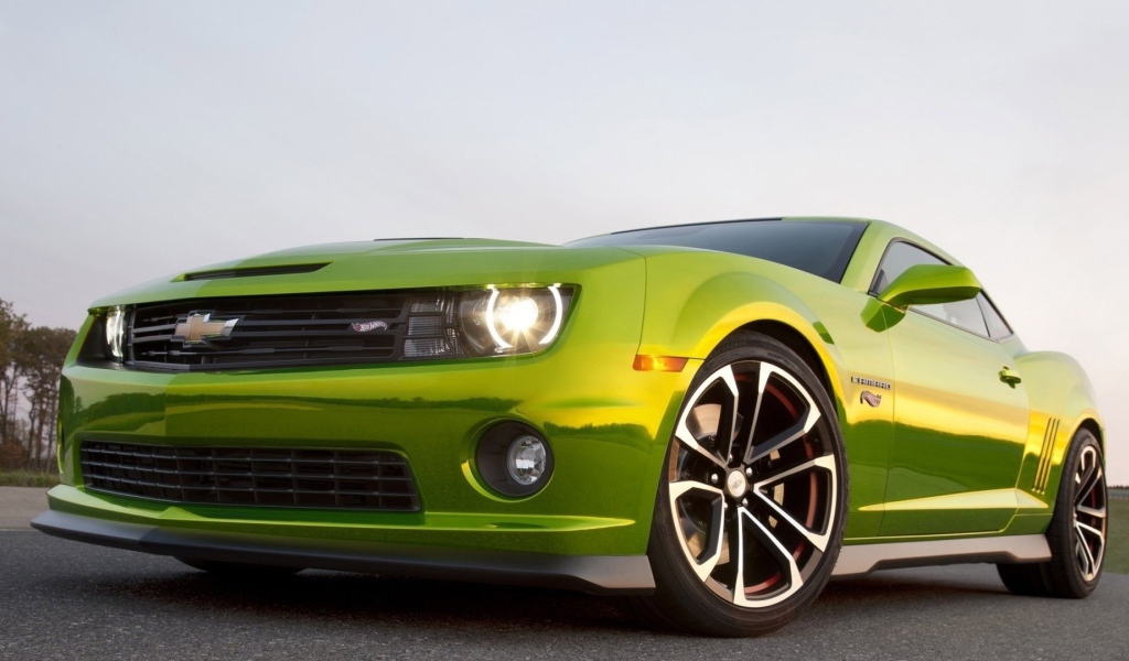 Фары зеленого Chevrolet Camaro