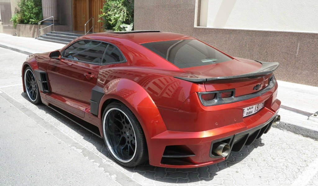Красный Chevrolet Camaro Guyver