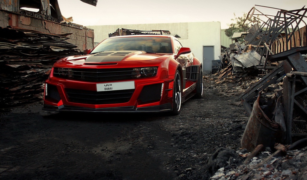 Красный Chevrolet Camaro среди руин