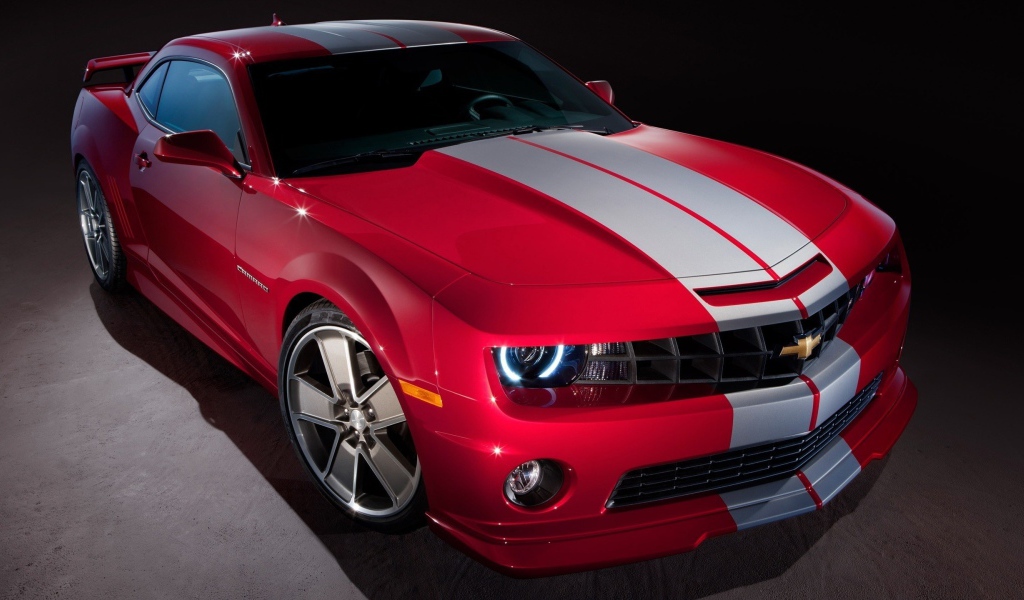 Красный Шевроле Камаро с серой полосой