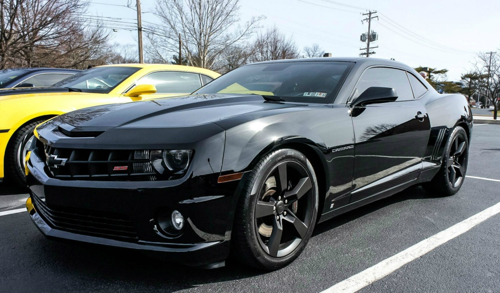 Поражающий черный Chevrolet Camaro SS