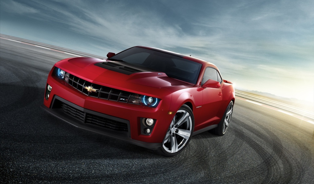 Следы от шин красного автомобиля Chevrolet Camaro ZL1