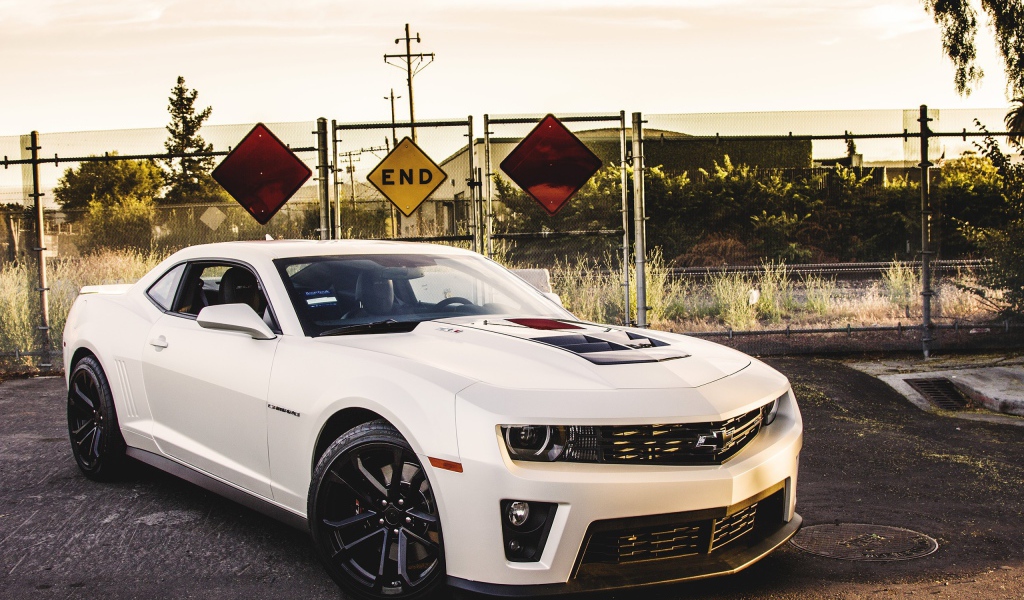Белый Шевроле Камаро