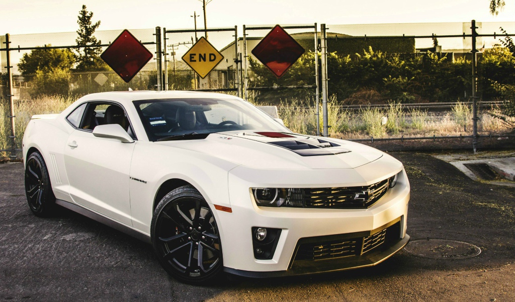 Белый Chevrolet Camaro ZL1