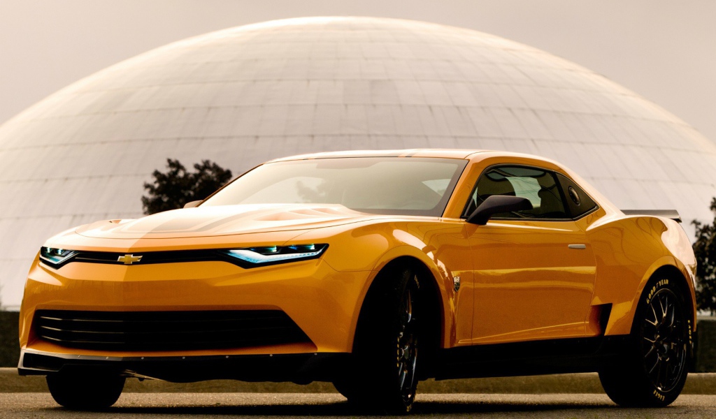 Желтый Chevrolet Camaro на фоне купола