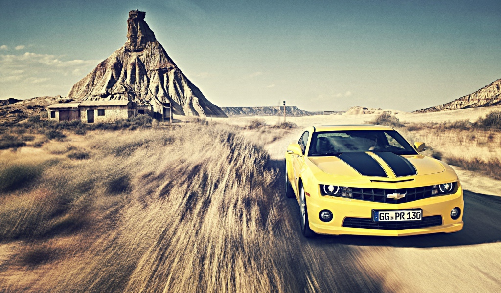Желтый Chevrolet Camaro мчится по пустыне