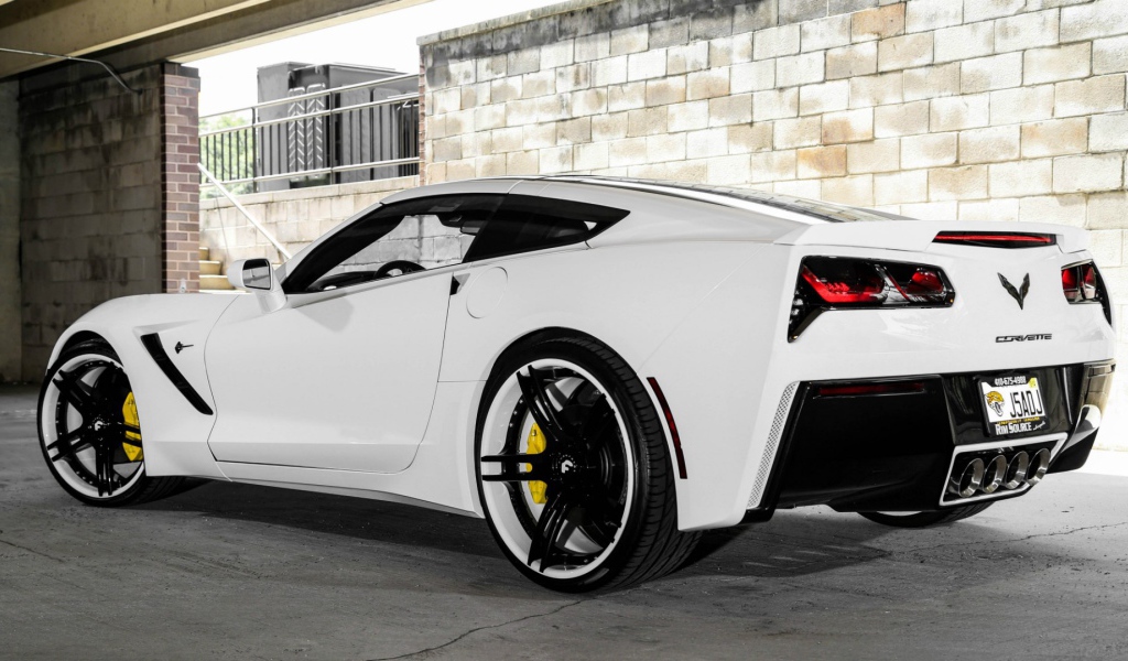 Белый автомобиль Chevrolet Corvette C7