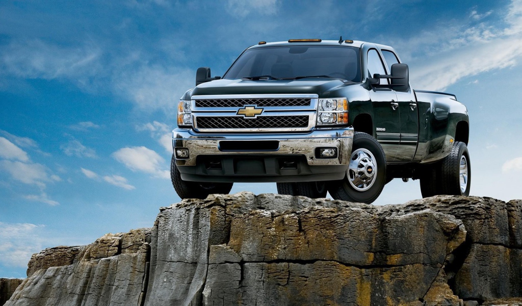 Пикап Шевроле на скале