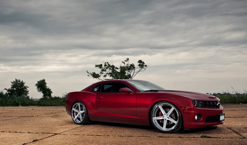 Красный Шевроле камаро SS