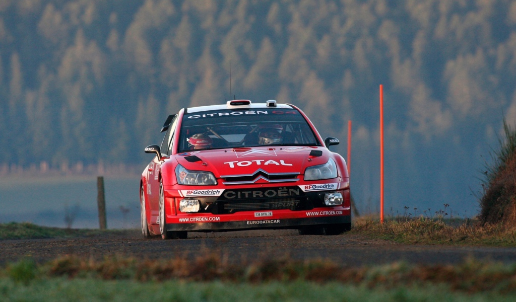 Гонщики ралли на авто Citroen C4