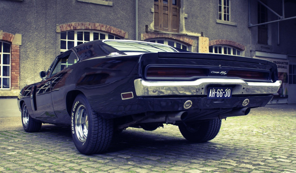Черный автомобиль Dodge Charger RT