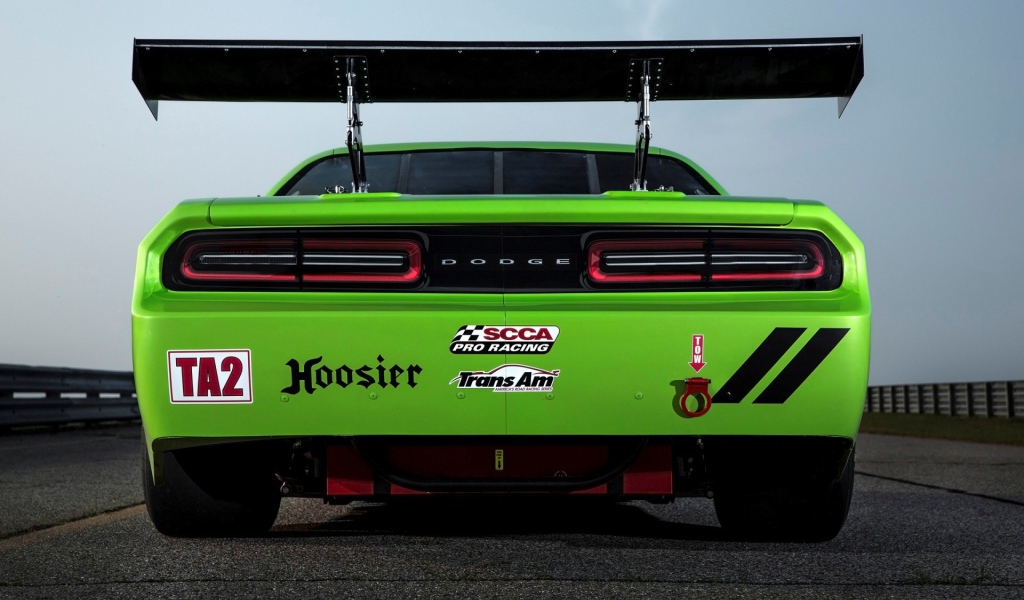 Зеленый Dodge Challenger SRT Trans-Am со спойлером