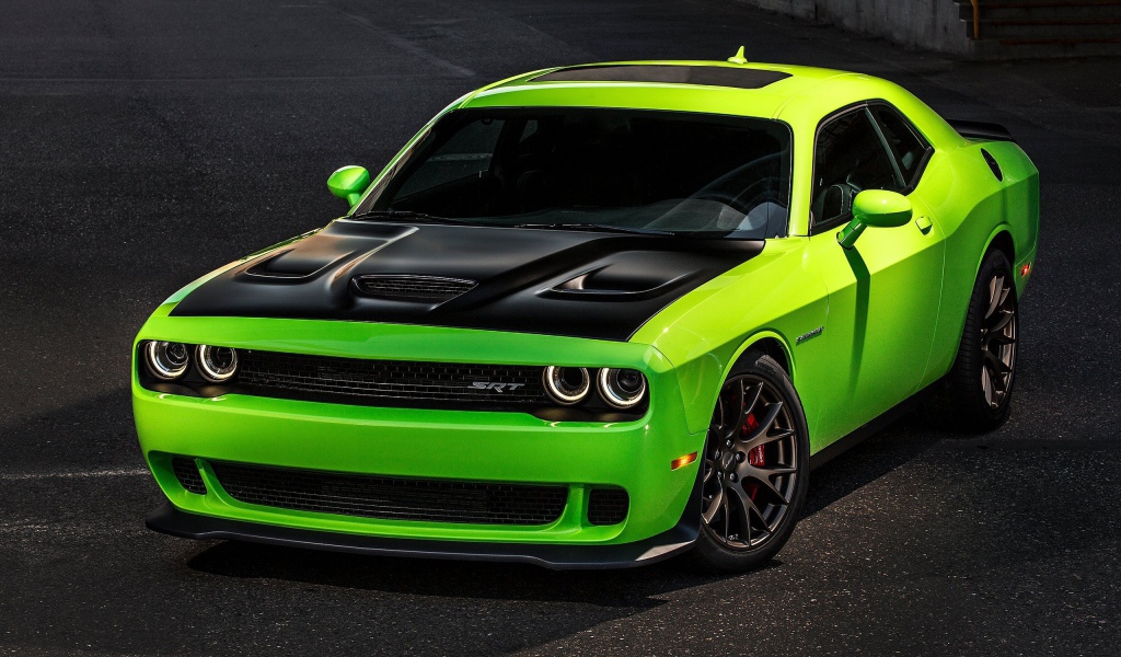 Зеленый Dodge Challenger с черным капотом