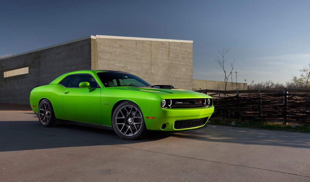 Зеленый спортивный Dodge Challenger Hellcat
