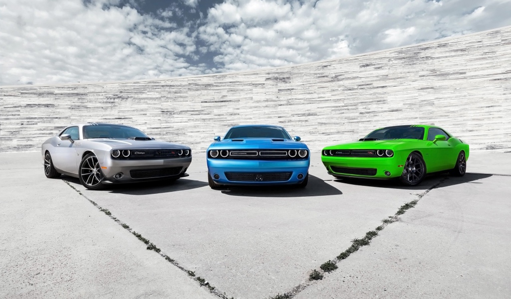 Три Dodge Challenger разных цветов