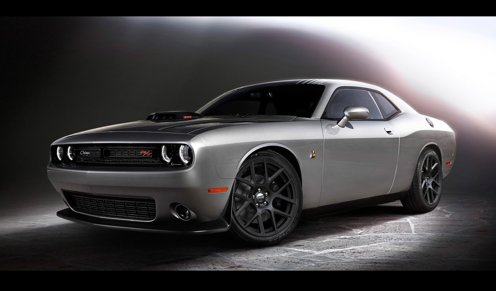 Классический серебристый Dodge Charger RT