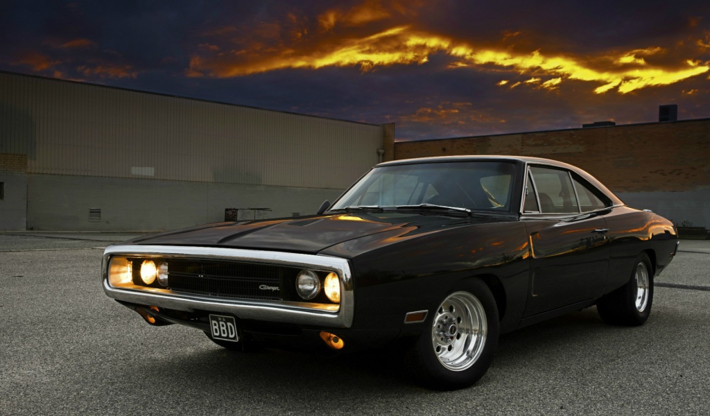 Dodge Charger на фоне оранжевых облаков