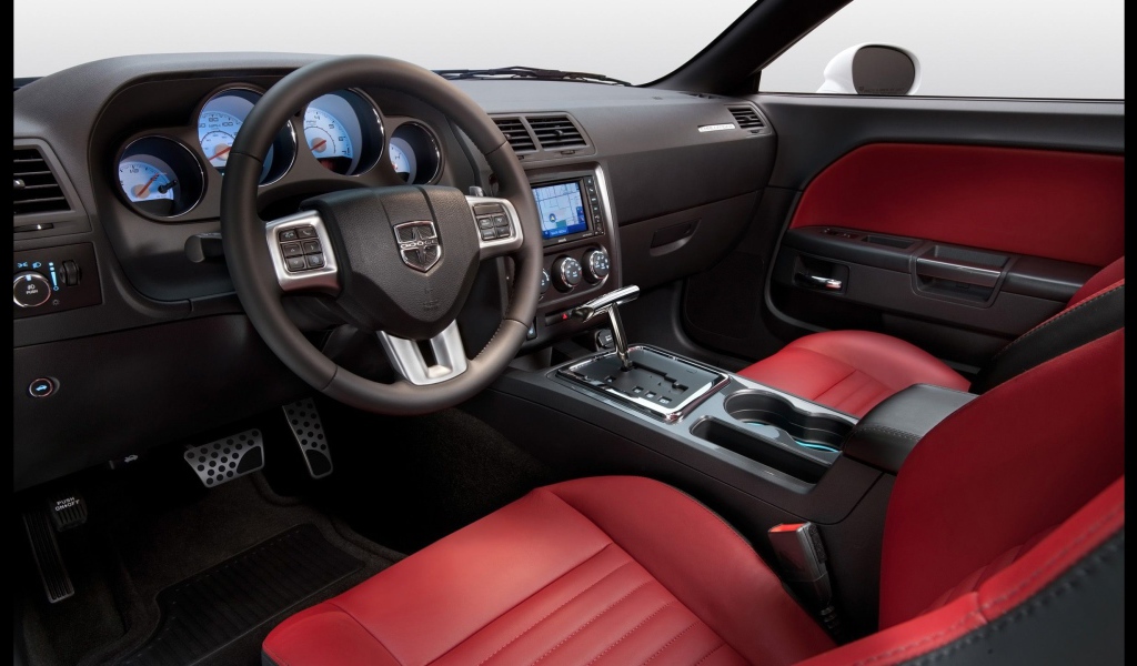 Кожаный салон автомобиля Додж