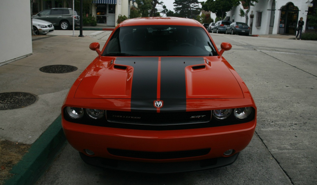 Красный Dodge Challenger SRT8