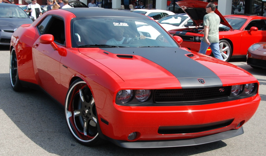 Красный автомобиль Dodge Challenger