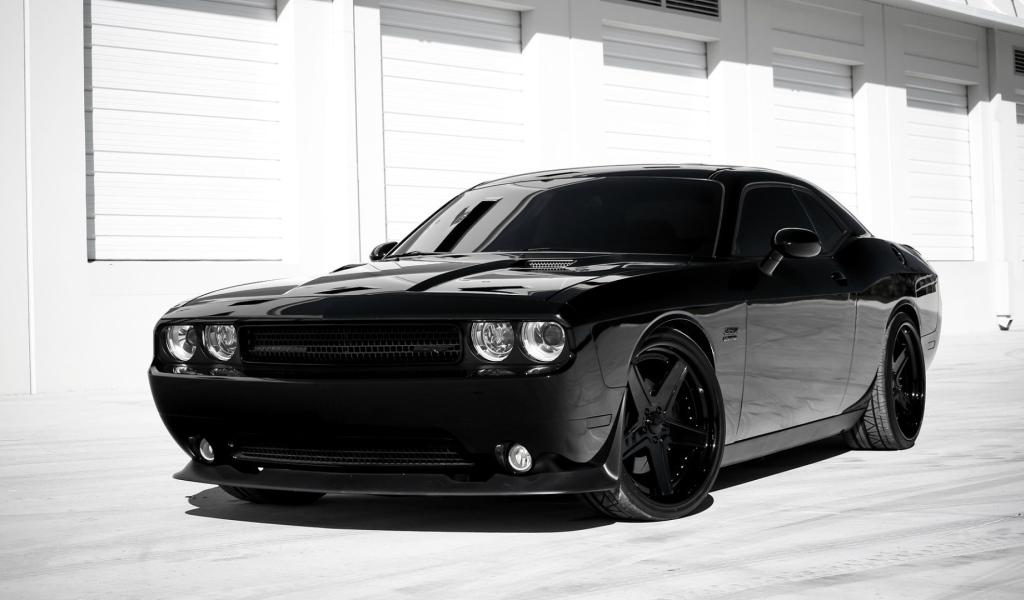 Стильный черный Dodge Challenger SRT8