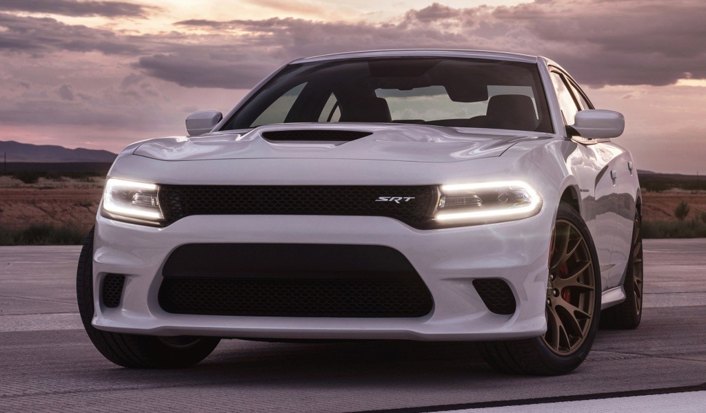 Белый Dodge Charger SRT 2015