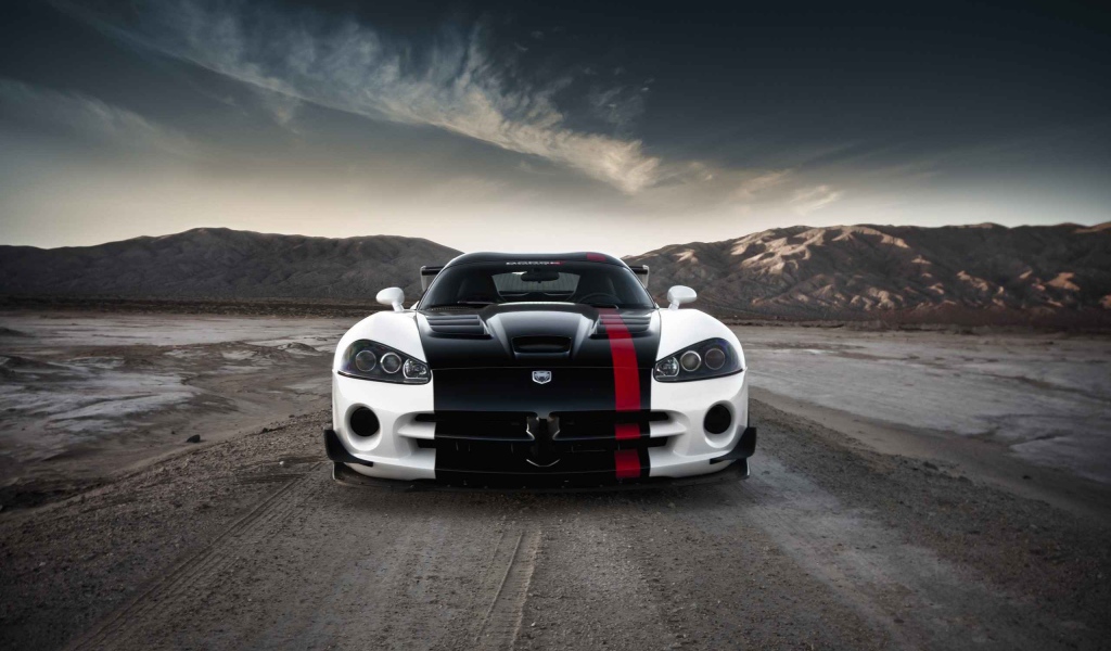 Черно белый Dodge Viper в пустыне