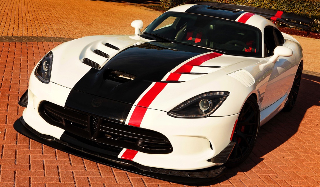 Белый Dodge Viper ACR с черной полосой