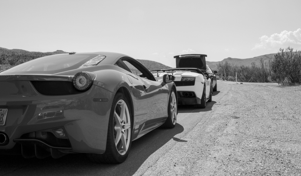 Черно белое фото автомобиля Ferrari 458