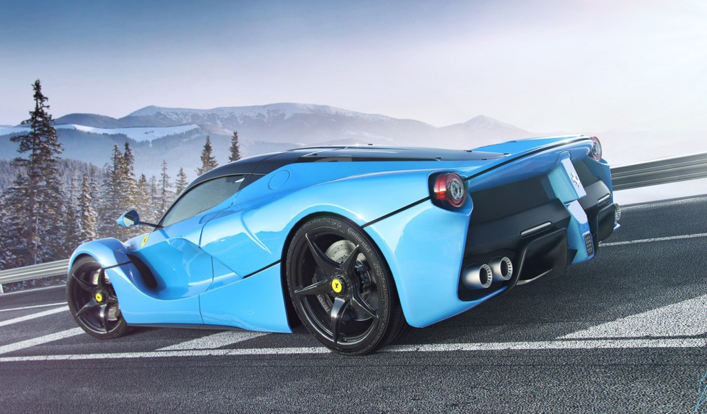 Голубой Ferrari LaFerrari на горной дороге