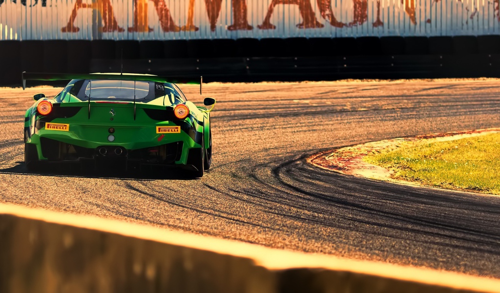 Зеленый Ferrari 458 Italia на гонке