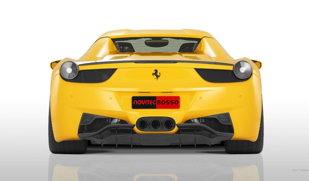 Вид сзади на желтый Ferrari 458