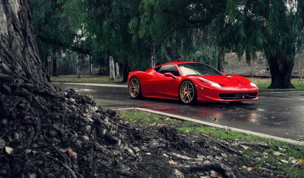 Красный Ferrari 458 Italia на улице после дождя