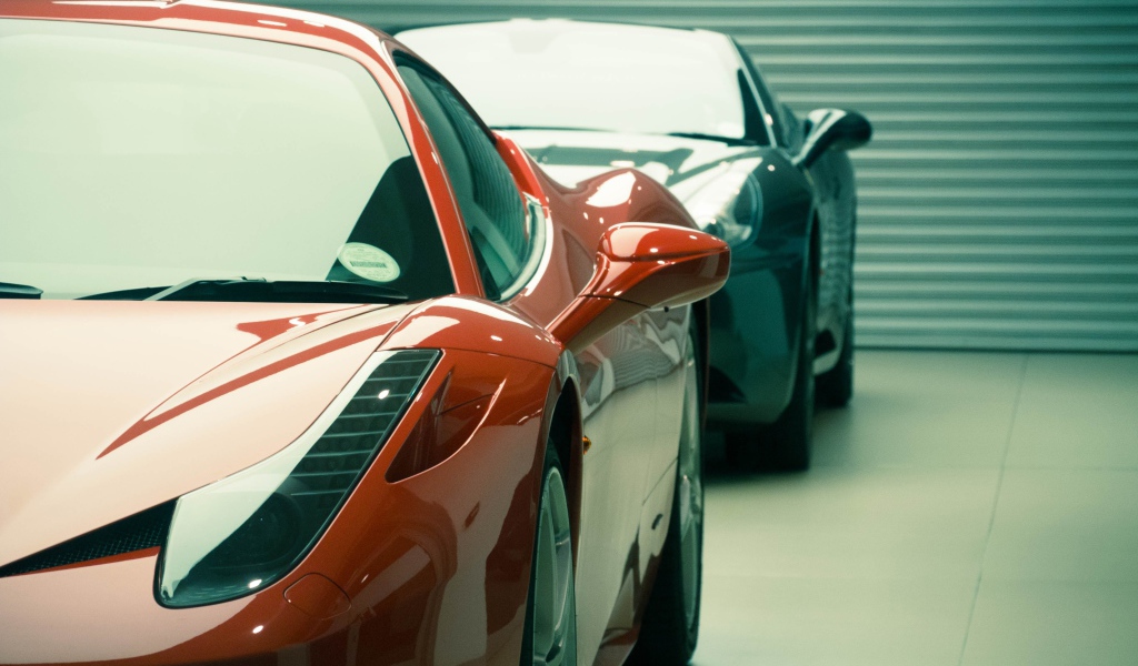 Красный Ferrari 458 в гараже