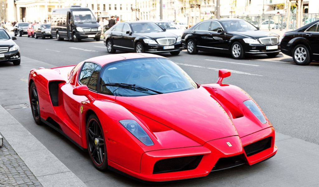 Красный Ferrari Enzo на городской улице