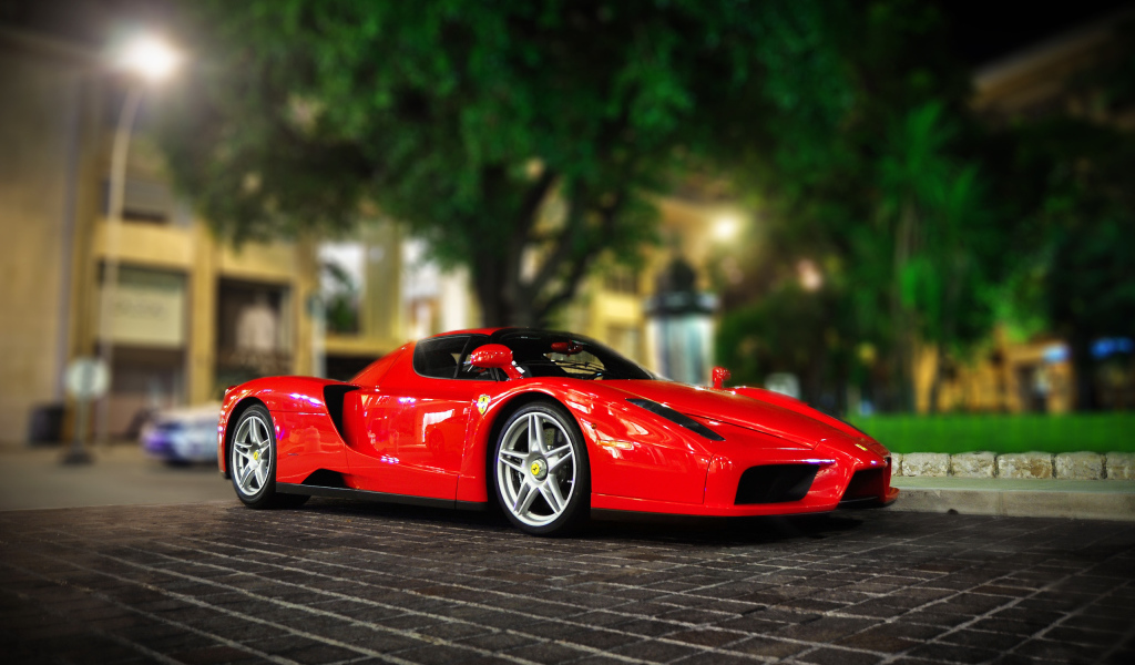 Красный Ferrari Enzo на вечерней улице