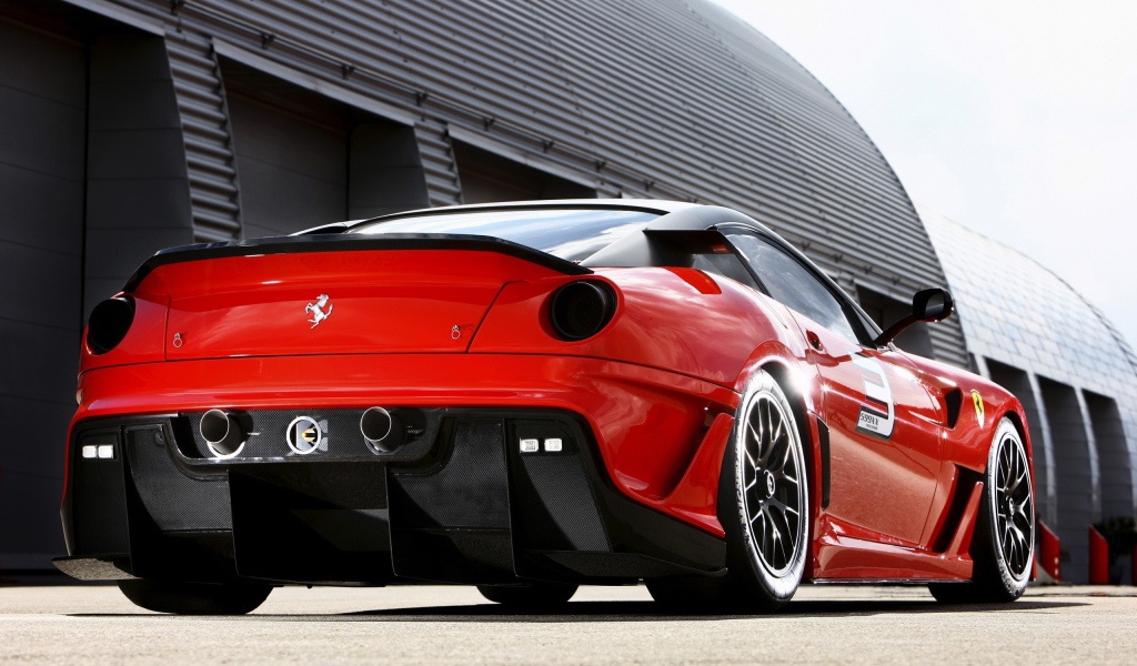 Красный Ferrari у ангара