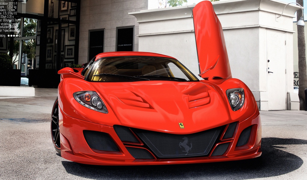 Красный Ferrari у белого здания