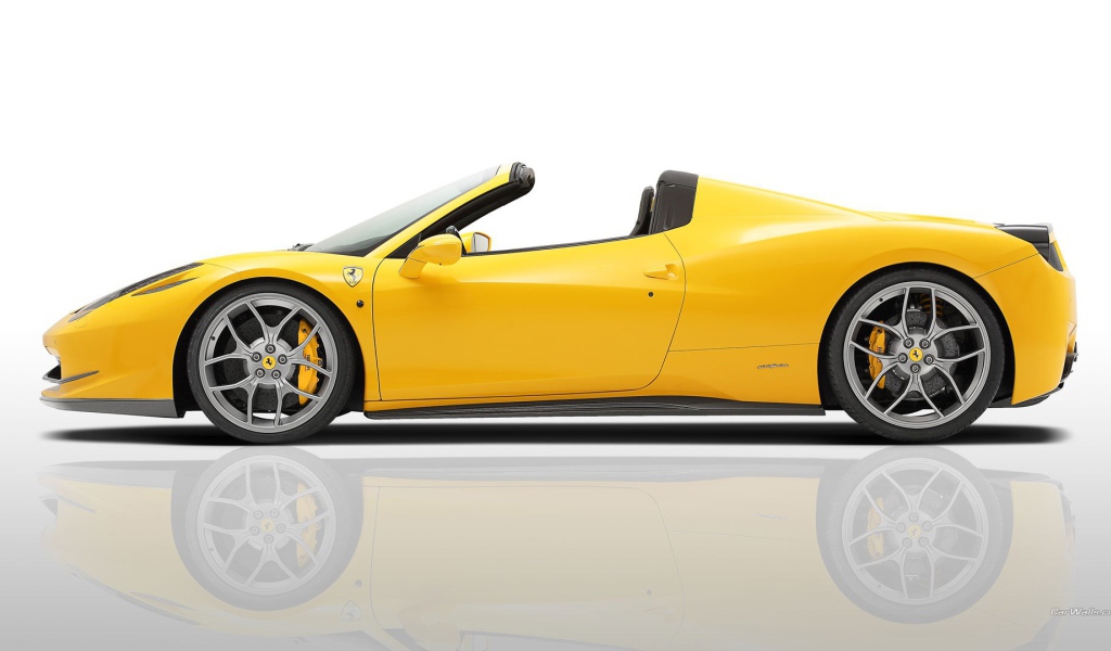 Вид сбоку на желтый Ferrari 458