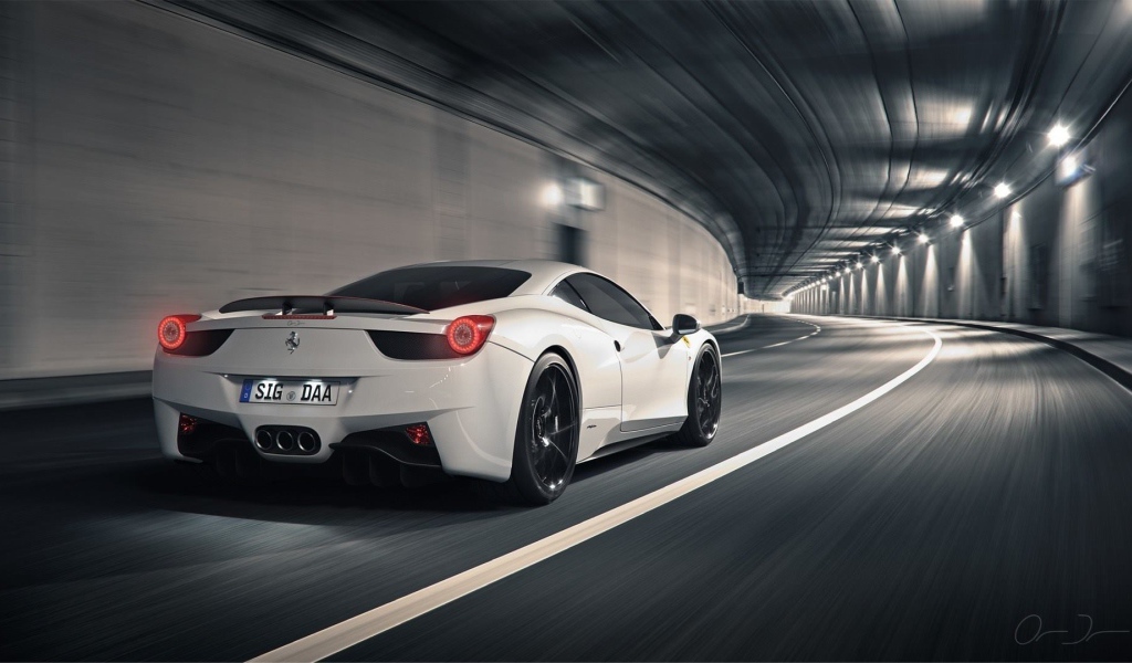 Белый Ferrari 458 в тоннеле