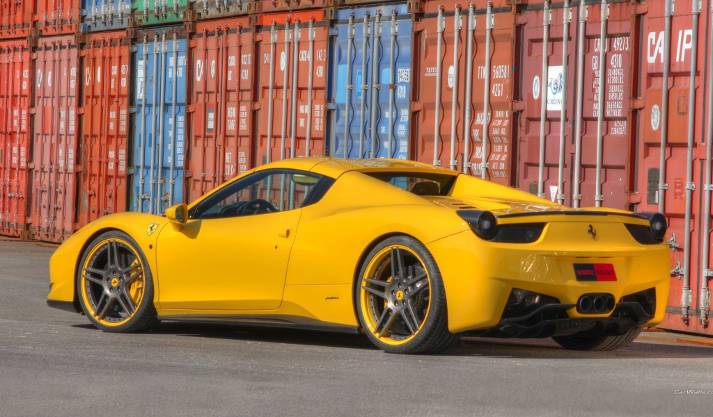 Желтый Ferrari 458 на фоне контейнеров